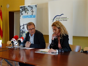 El Consell Comarcal del Pla de l’Estany presenta el nou llibret conjunt de rutes de senderisme, bicicleta i BTT de la comarca i els 37 mapes turístics municipals