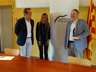 El Consell Comarcal del Pla de l'Estany homenatja el restaurant Ca l'Arpa, el sommelier Ferran Vila i els productors Mas Auró i Baronia de Vilademuls per la seva trajectòria basada en la promoció econòmica del territori