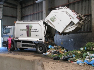 Camió de matèria orgànica descarregant a la planta de compostatge de la Garrotxa